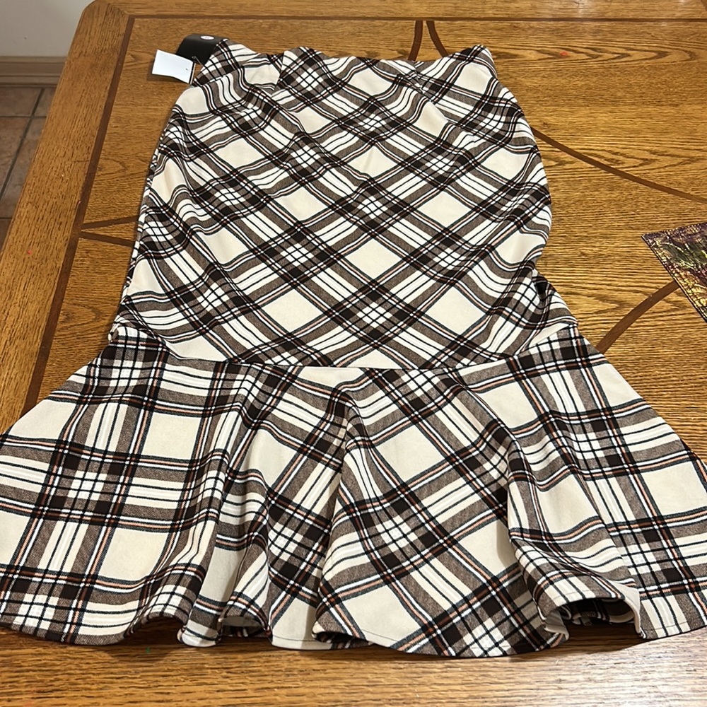 Tan Plaid skirt, Pencil  Stretch Long and down knee, with flounce below - Picture 3 of 5